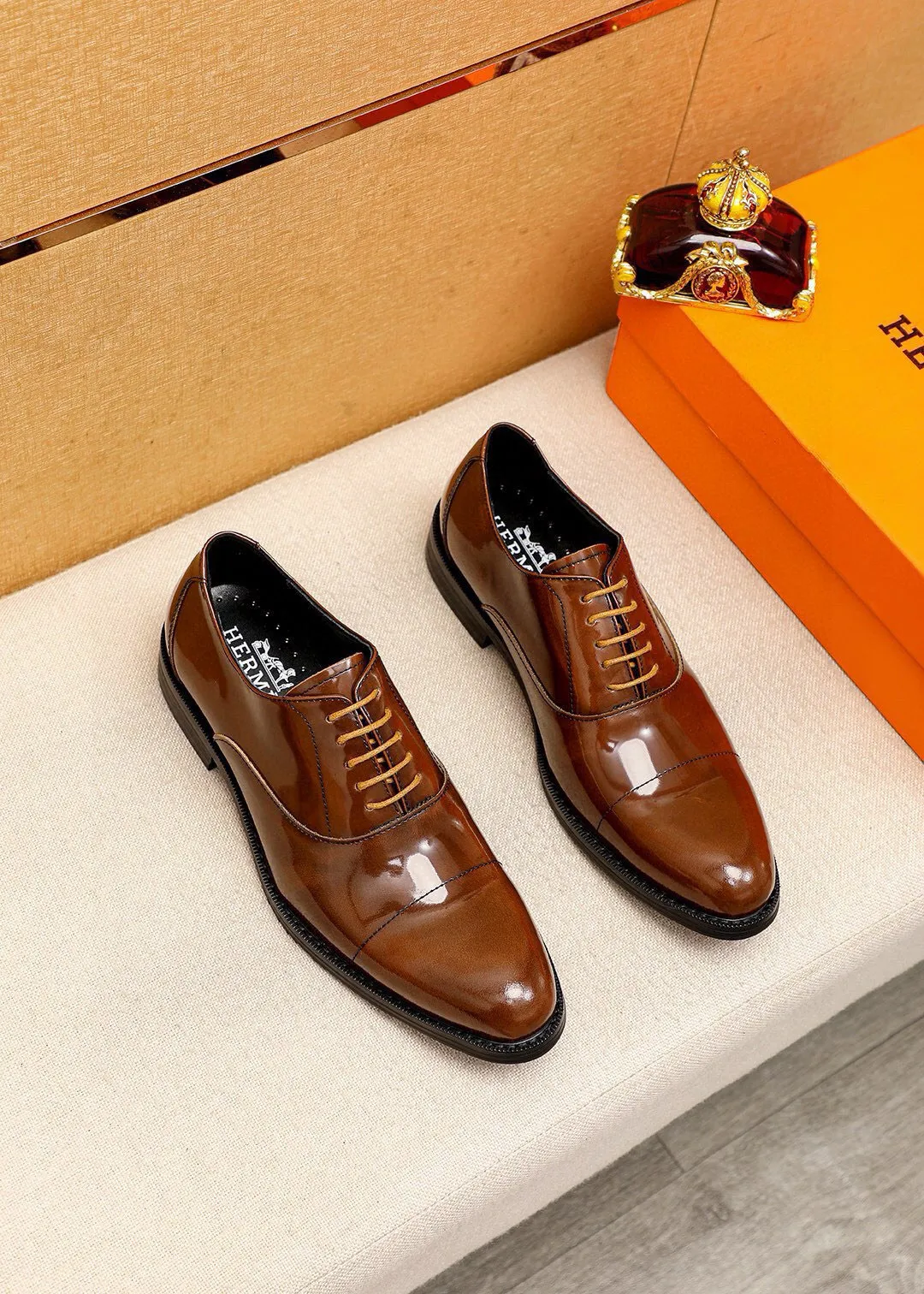 Men's shoes 💰460💐 Product trademark: HERMES "Hermès" business leather shoes Regular size: 38-44 (45🉑️customized) Product materials: Selected imported first-layer open-edge beaded calfskin upper, imported water-dyed 🐂 cowhide lining. Strong three-dimensional visual effect, non-slip and wear-resistant combination outsole Color: 2⃣️colors available